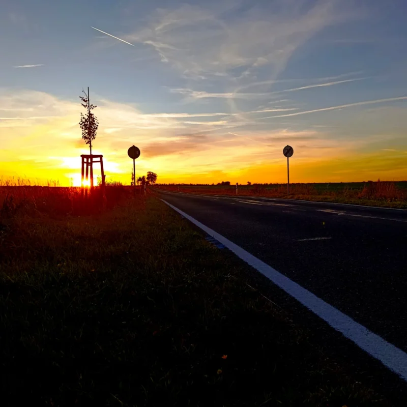 Hauptstraße am Ackerrand