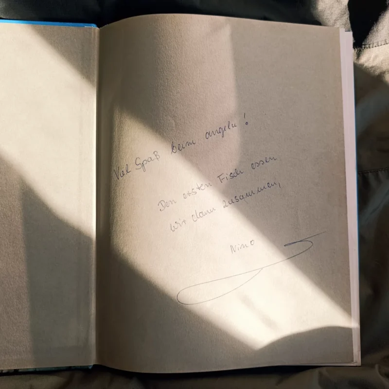 Schriftzug im alten Angelbuch