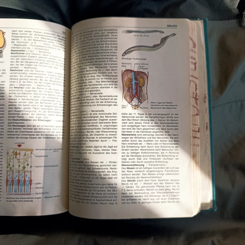 Angelbuchsammlung mit einem Biologie Jugendlexikon aus der Schulzeit