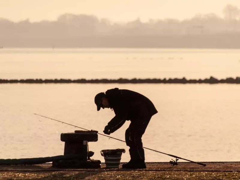 Angler mit Angelrute in der Hand