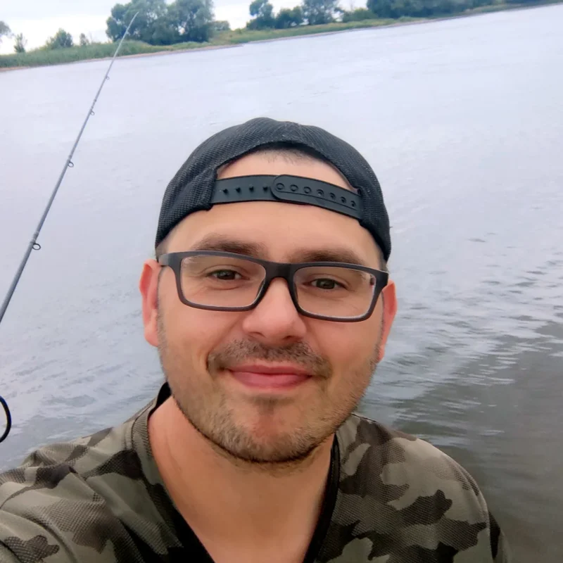 Christoph beim Angeln im Frühjahr an der Elbe