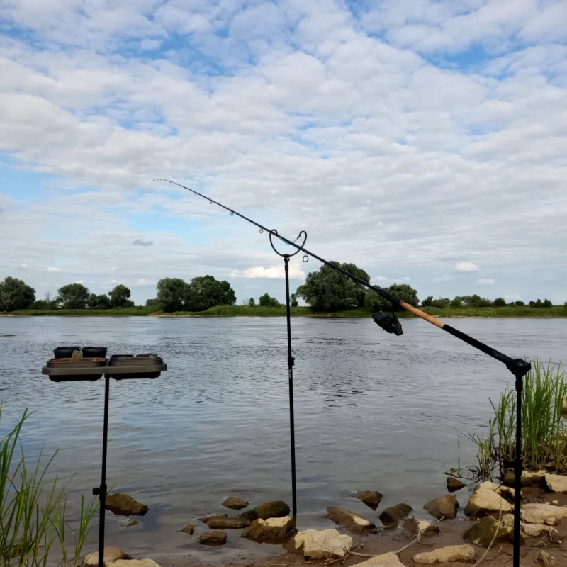 Angeln im Frühjahr mit Feederrute am Fluss