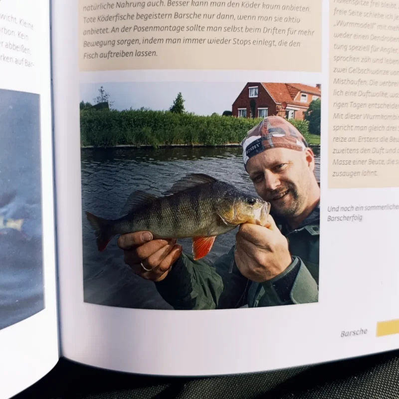 Matze Koch mit Barsch in seinem Buch Angeln: Matze Kochs Tipps und Tricks