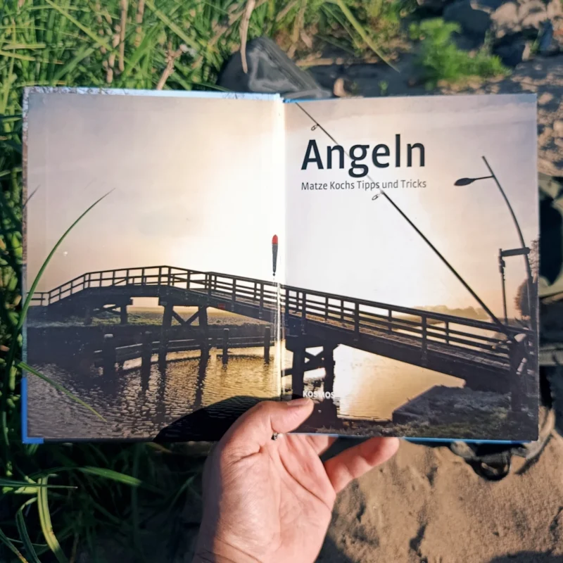 Innencover mit einer Brücke und einer Angelpose