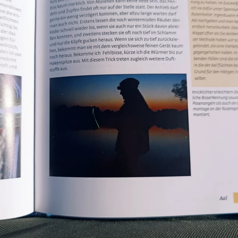 Moni beim Aalangeln bei Sonnenuntergang