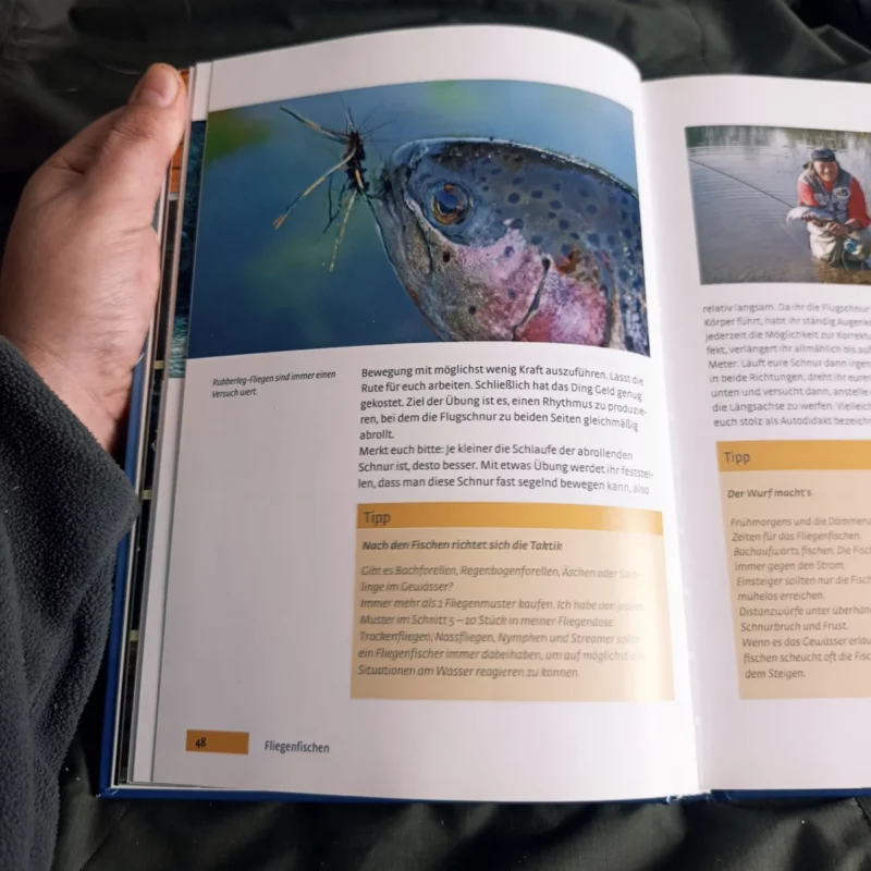 Buchseite von Angeln mit Auwa mit einer Forelle und Tipps