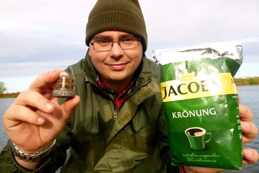 Angeln im Oktober mit Kaffee