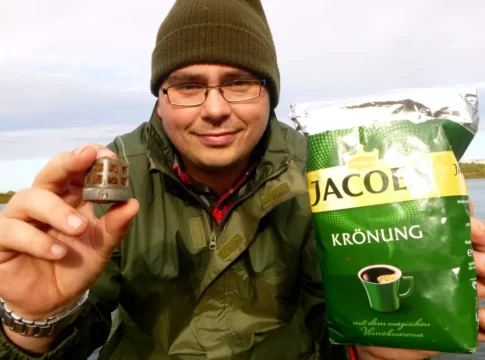Angeln im Oktober mit Kaffee