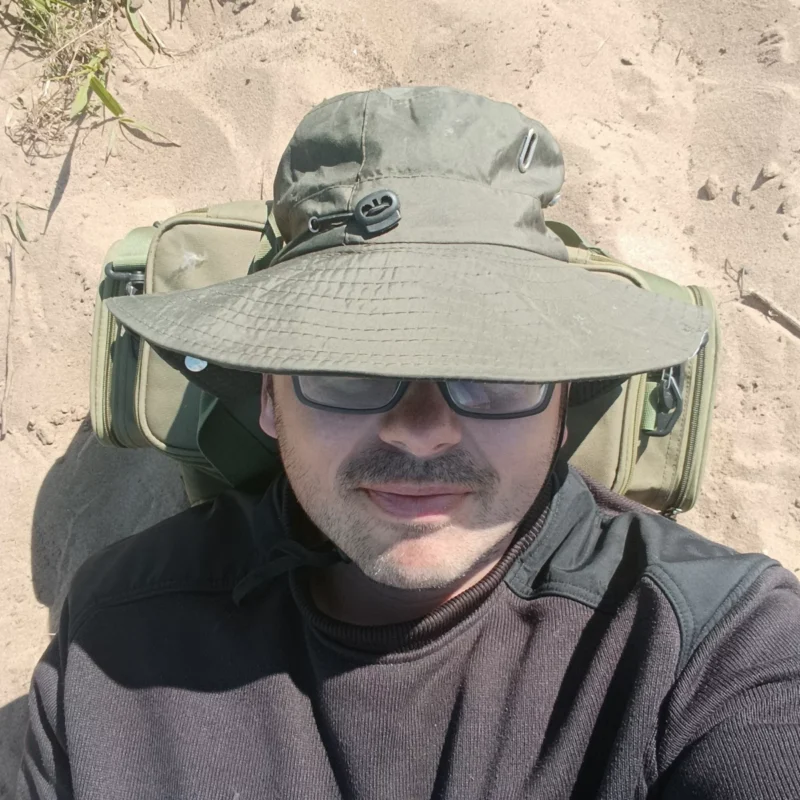Christoph liegt bei schönstem Septemberwetter am Elbstrand