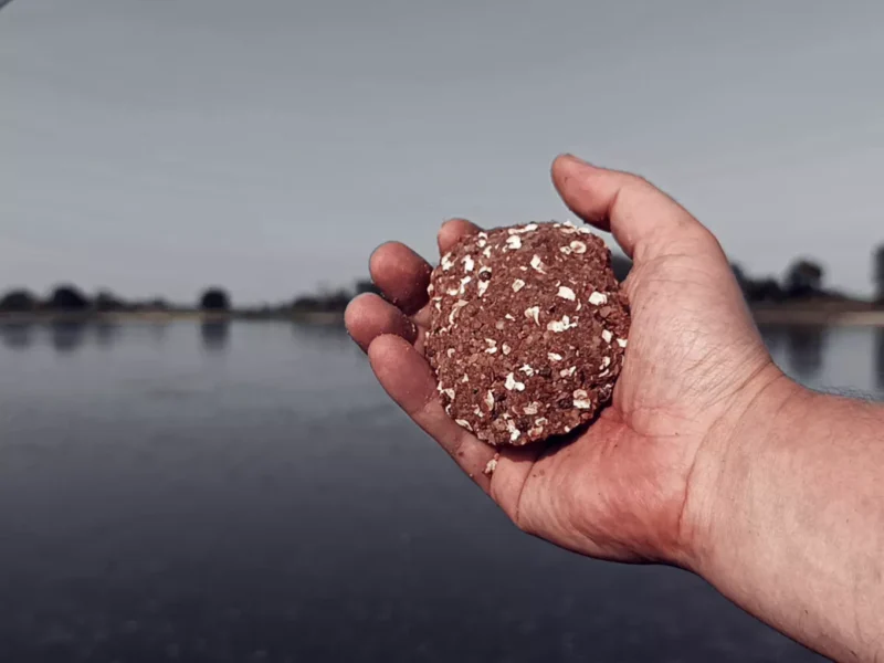 Futter zum Angeln an der Elbe mit der treibenden Pose