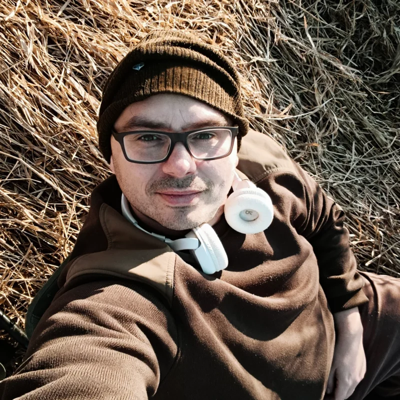 Christoph sitzt auf seinem Angelstuhl auf der Böschung