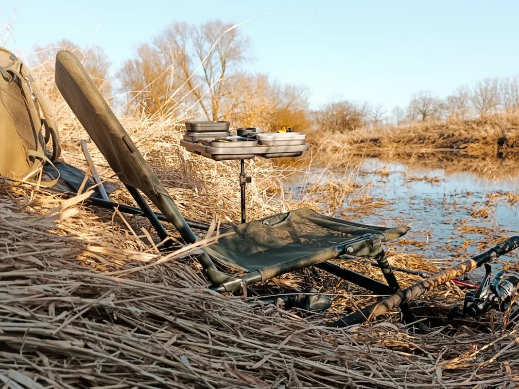 Angelstuhl auf Böschung aufbauen