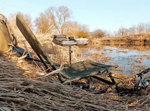 Angelstuhl auf Böschung aufbauen