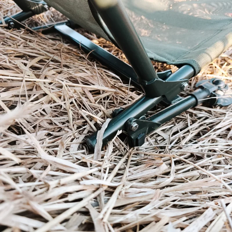 eingeklappte Angelstuhlbeine stehen auf der Böschung