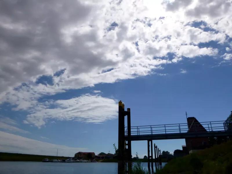 sonniger Angeltag bei blauem Himmel