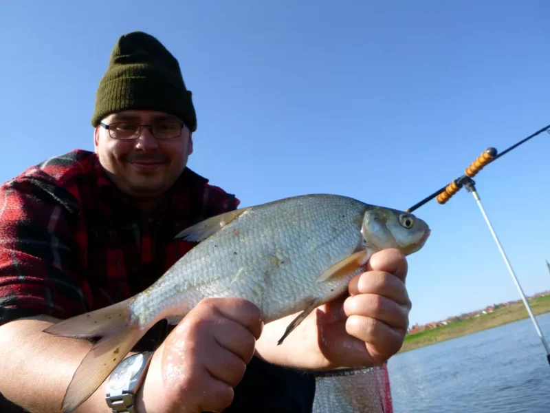 Angler mit einer Brasse und Bombrute