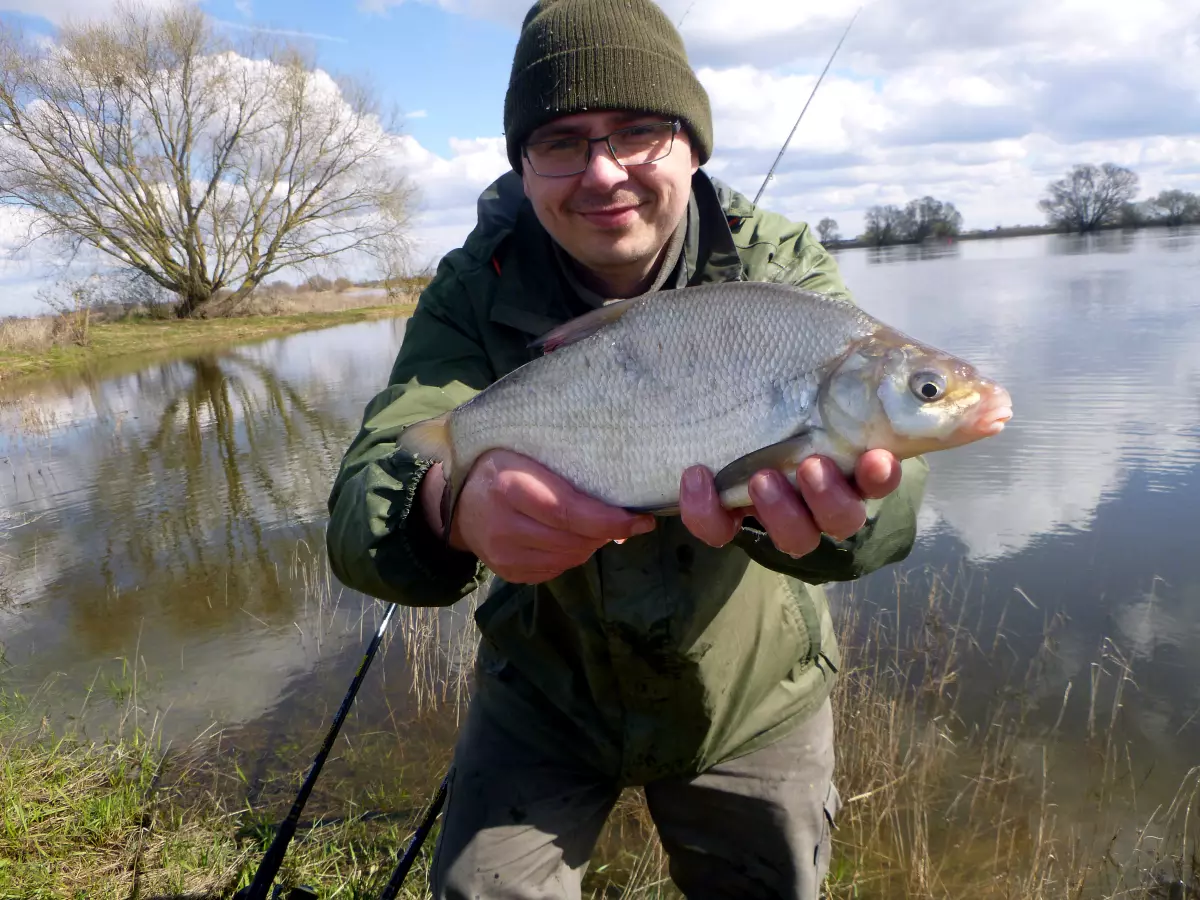 Angler mit Fisch und Dreibein von Korum