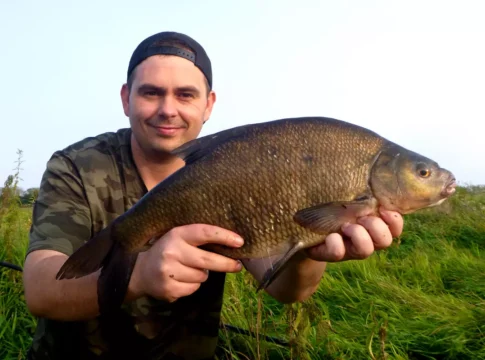 Brassen Angeln am kleinen Fluss mit der Pose