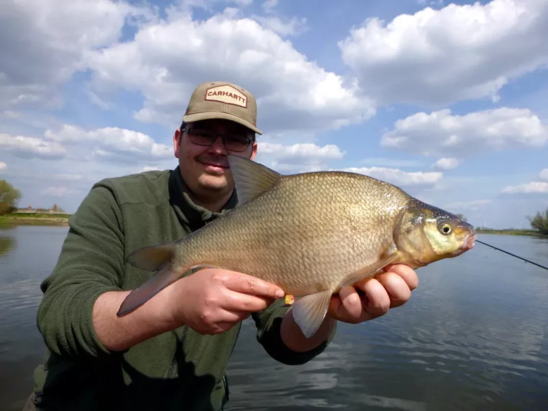 Angler mit Brassen am Fluss