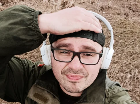 Christoph beim Feedern mit der Brotflocke im März an der Elbe