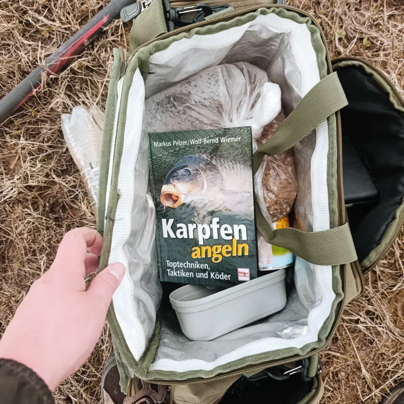 Feedertasche mit Buch, Feederfutter und Dosenmais