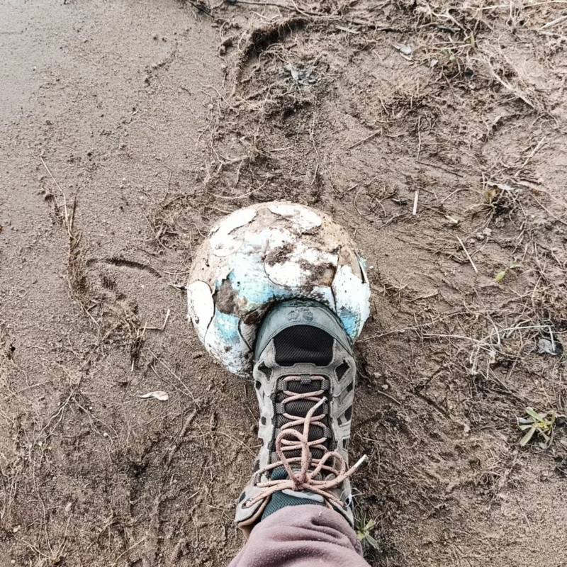 Christoph spielt Fußball beim Angeln an der Elbe