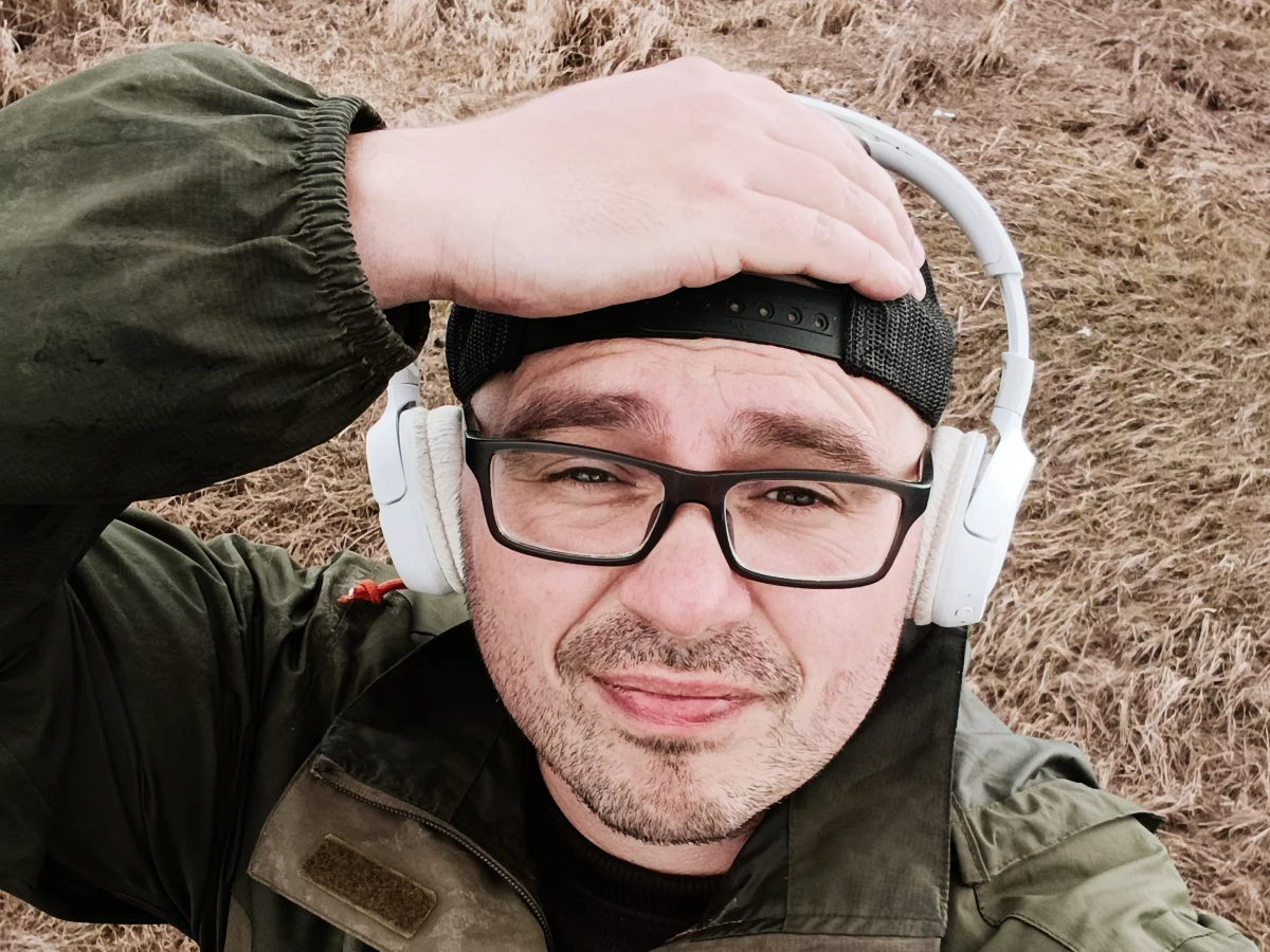 Christoph beim Feedern mit der Brotflocke im März an der Elbe