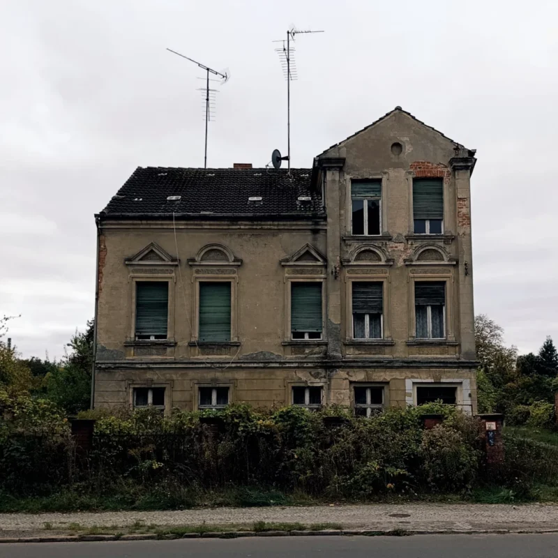 altes verlassenes Haus am Stadtrand auf dem Rückweg meiner Buchwanderung