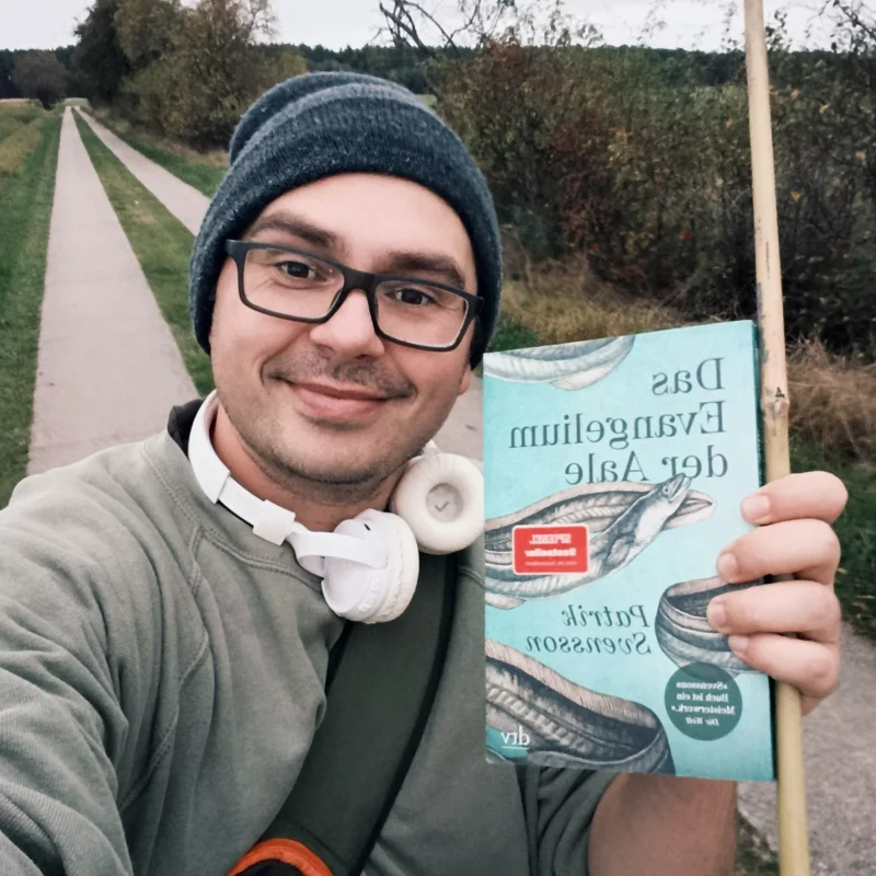 Christoph bei der Buchwanderung mit dem Buch Evangelium der Aale