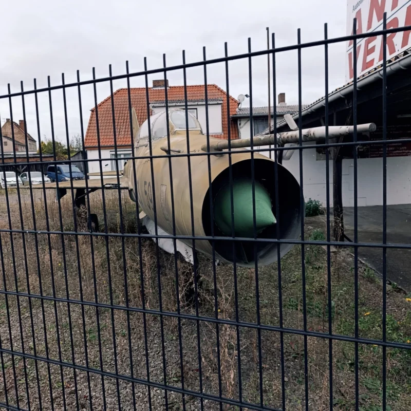 altes Flugzeug auf einem Parkplatz in der Vorderansicht