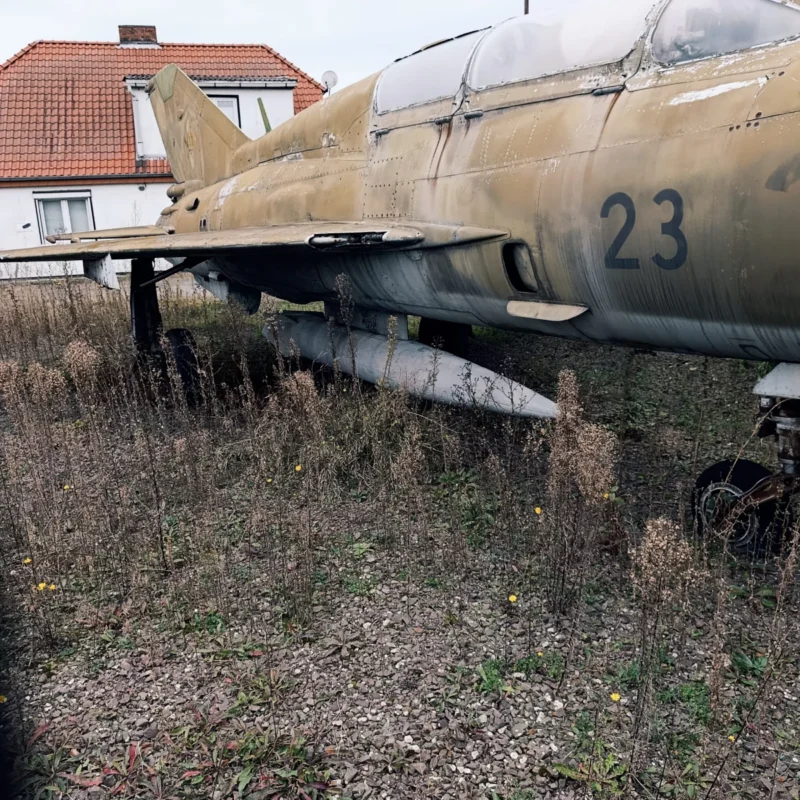 altes Flugzeug mit Bombe bei der Buchwanderung