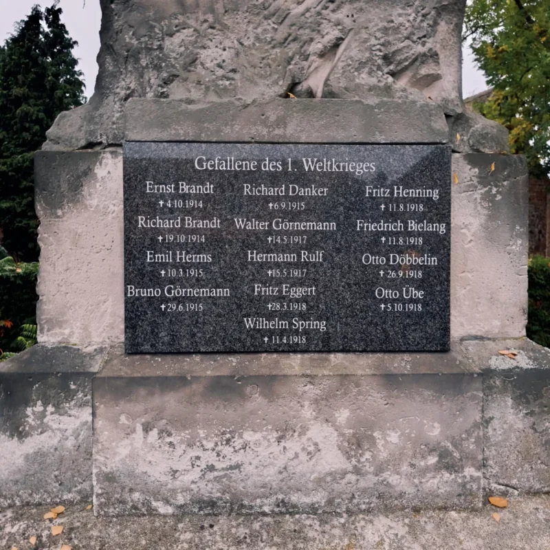 Denkmaltafel mit Namen von gefallenen Soldaten aus dem ersten Weltkrieg