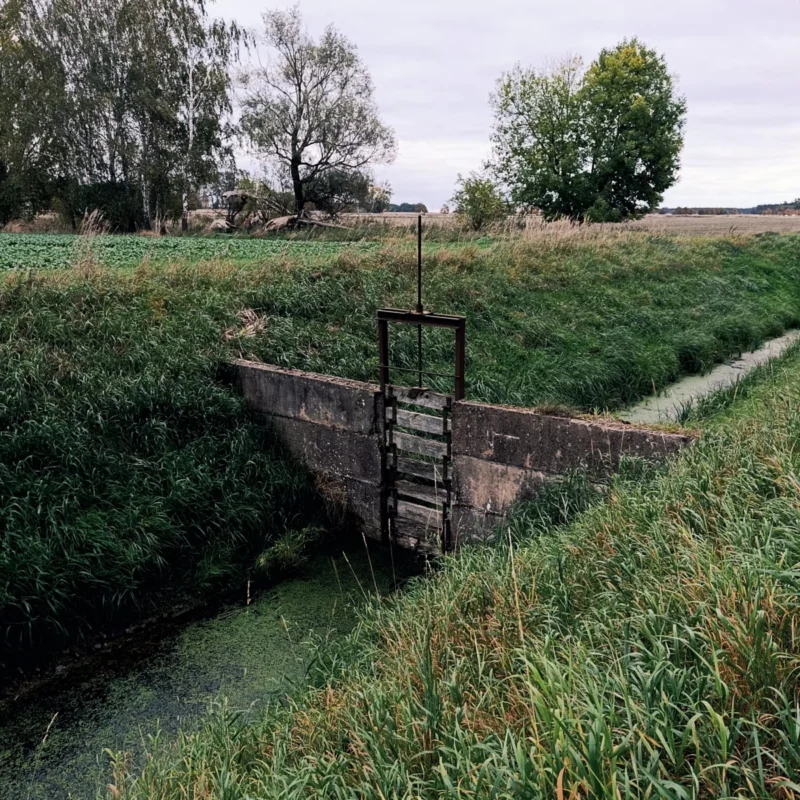 kleines Wehr in einem Graben