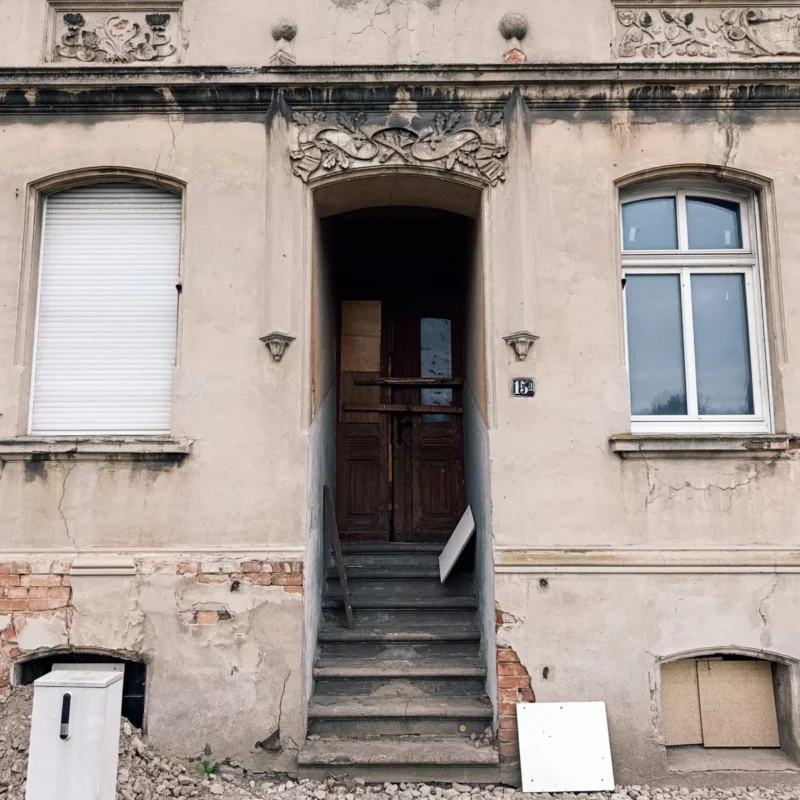 verlassenes Haus mit verziertem Eingang