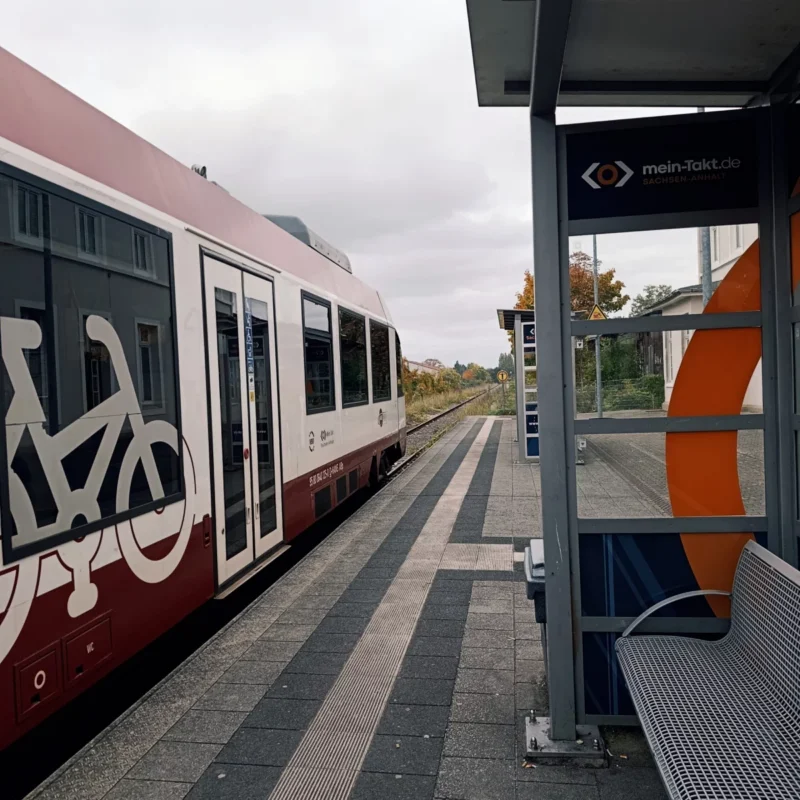 Kleiner Zugbahnhof in Tangermünde mit der Alma