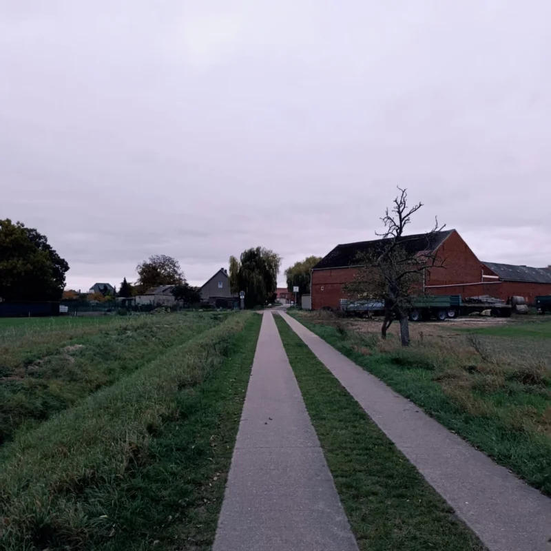 Ortseingang zu einem kleinen Dorf