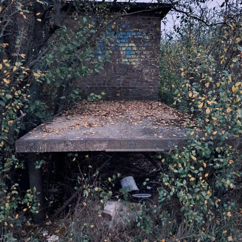 Metallplatte am verlassenen Kabuff