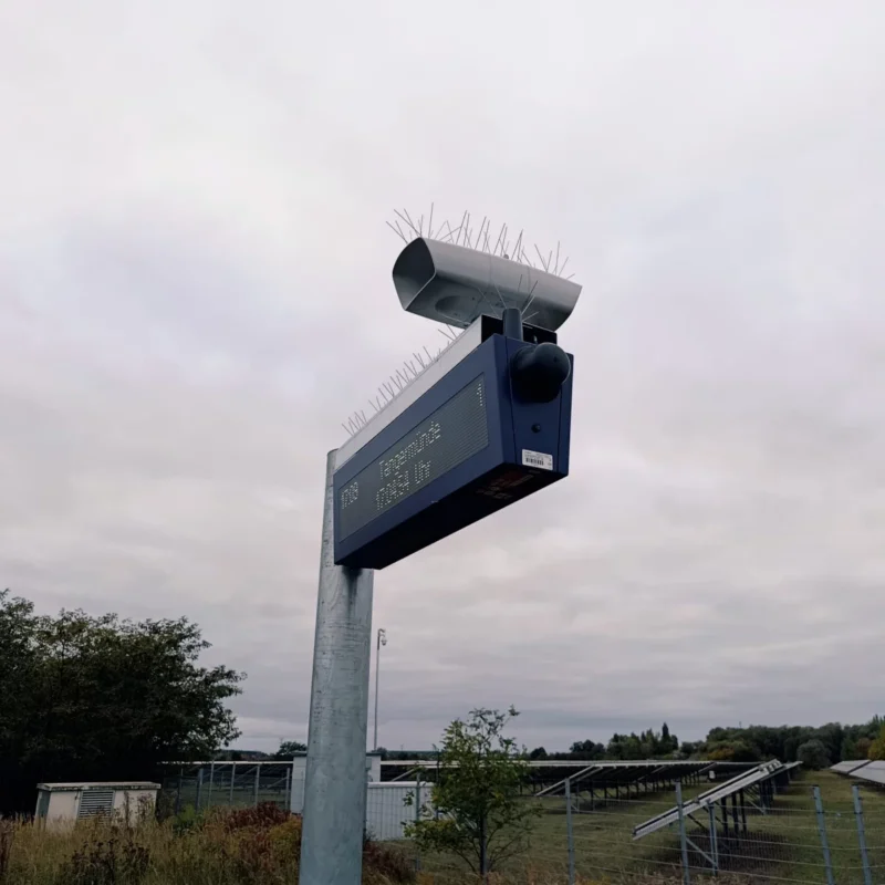 Vogelabwehrsprossen an einer Haltestelle