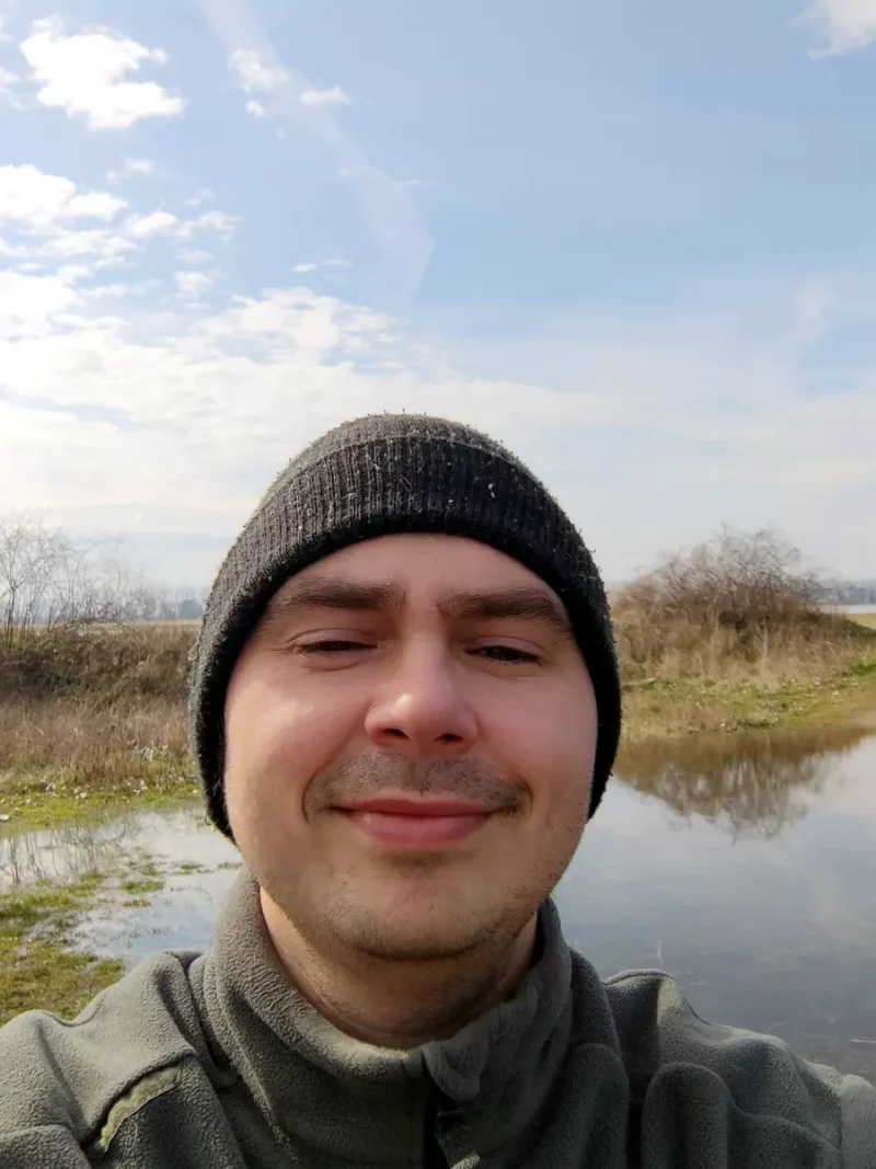 Christoph Heers beim Angeln auf einer überschwemmten Hochwasserwiese beim Märzangeln 2023