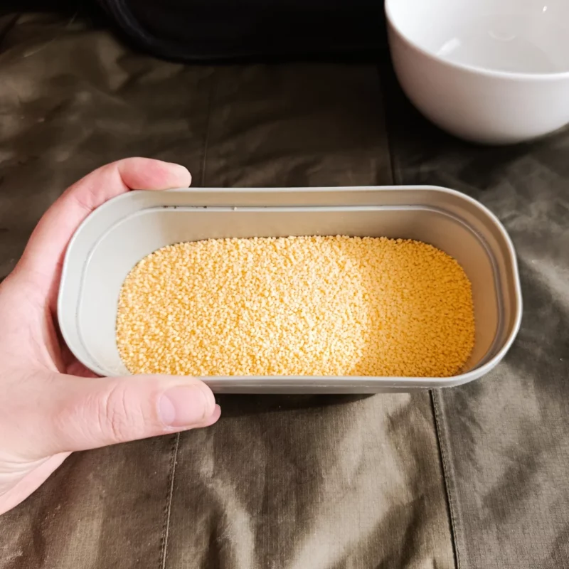 Couscous in einer Köderdose