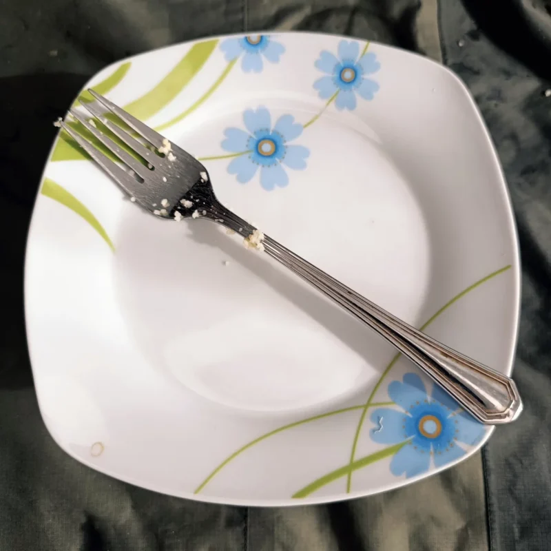 abgedeckte Schale mit einem Teller