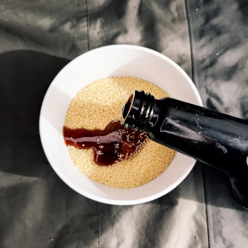 Rotaugen Couscous wird mit Maggi vermengt