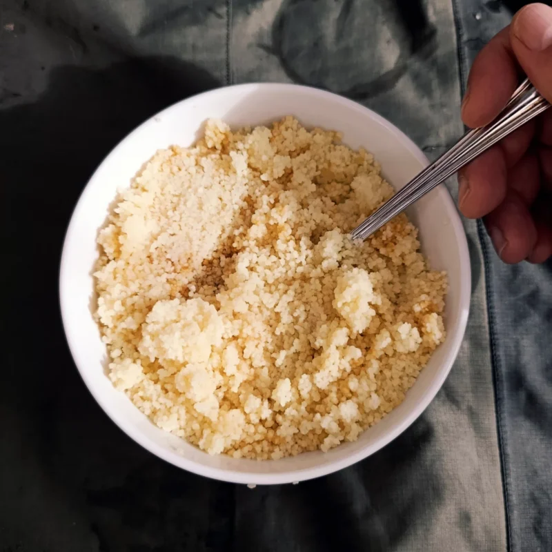 Couscous und Maggi werden mit einer Gabel verrührt