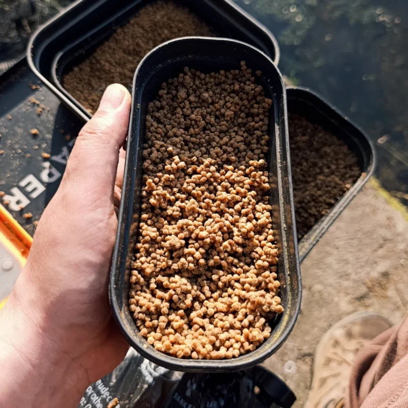 Dynamite Baits Big Fish Method Feeder Pellets im Test fertig vorbereitet