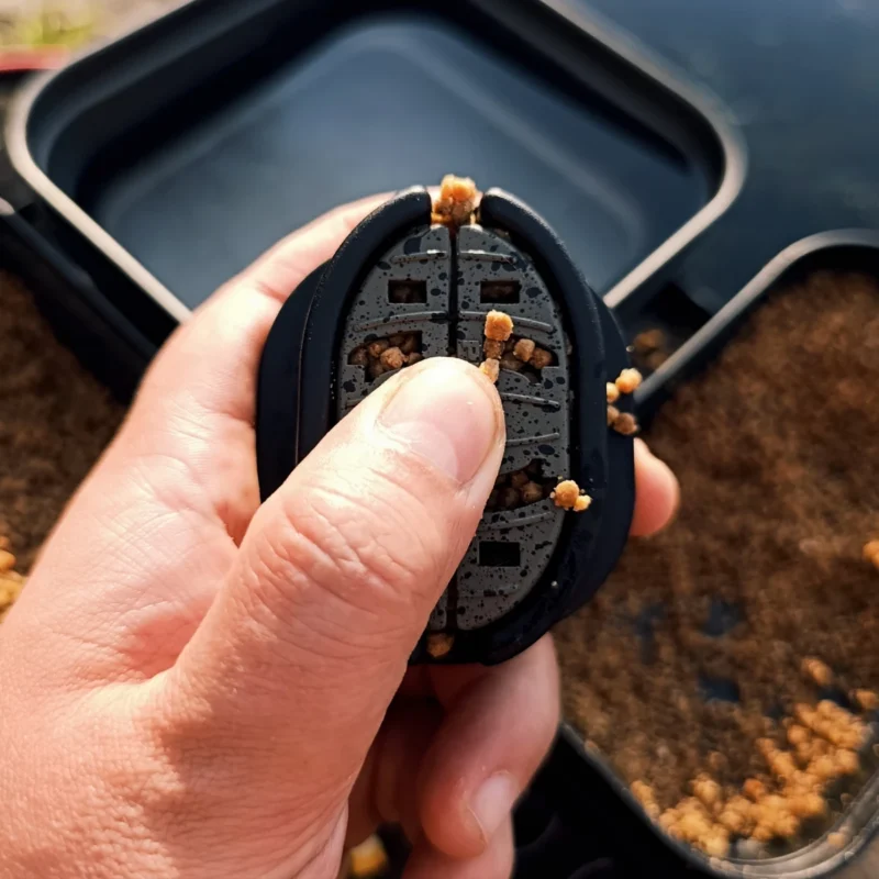 Dynamite Baits Big Fish Method Feeder Pellets in einer Method Feeder Form beim Befüllen