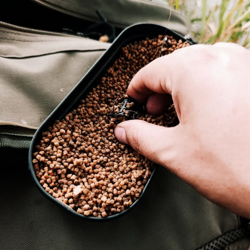 Feedern mit Dynamite Baits Method Feeder Pellets
