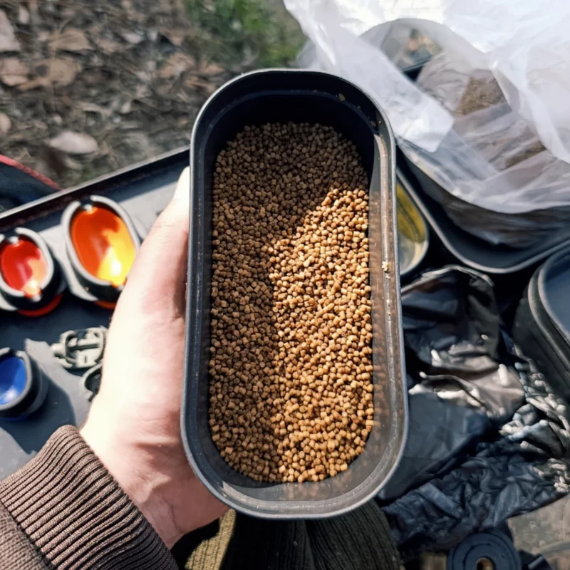 Dynamite Baits Big Fish Method Feeder Pellets vor dem Ansetzen in einer Köderdose