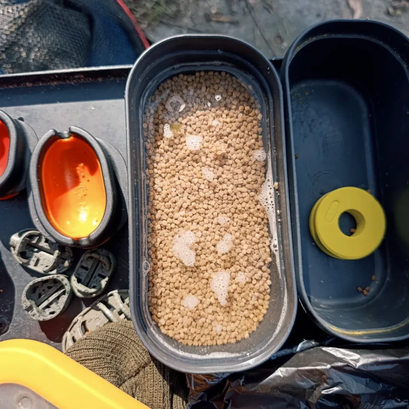 Anleitung: Dynamite Baits Big Fish Method Feeder Pellets vorbereiten mit Wasser in der Köderdose