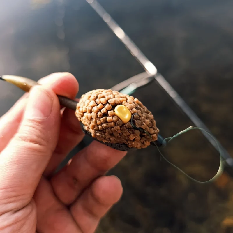 Dynamite Baits Big Fish Method Feeder Pellets auf einem Method Feeder mit Mais