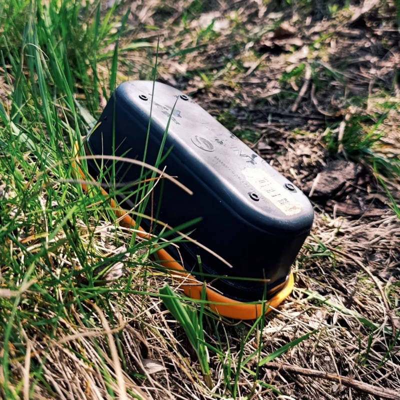 Köderdose in Schräglage, damit die Restfeuchtigkeit entweichen kann